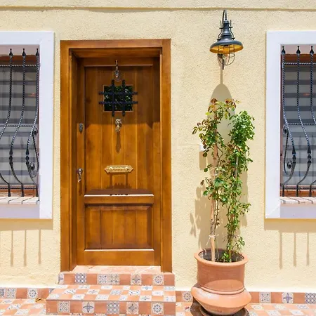 Retro Charm And Vintage Elegance In Karagozler, Appartamento