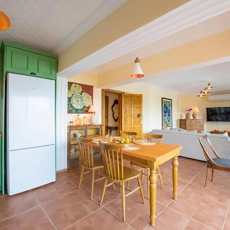 Retro Charm And Vintage Elegance In Karagozler, Appartamento