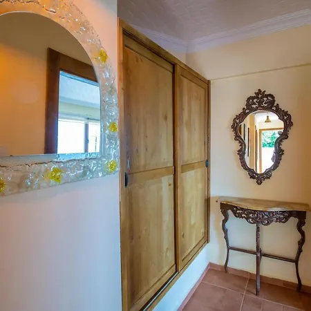 Retro Charm And Vintage Elegance In Karagozler, 费特希耶